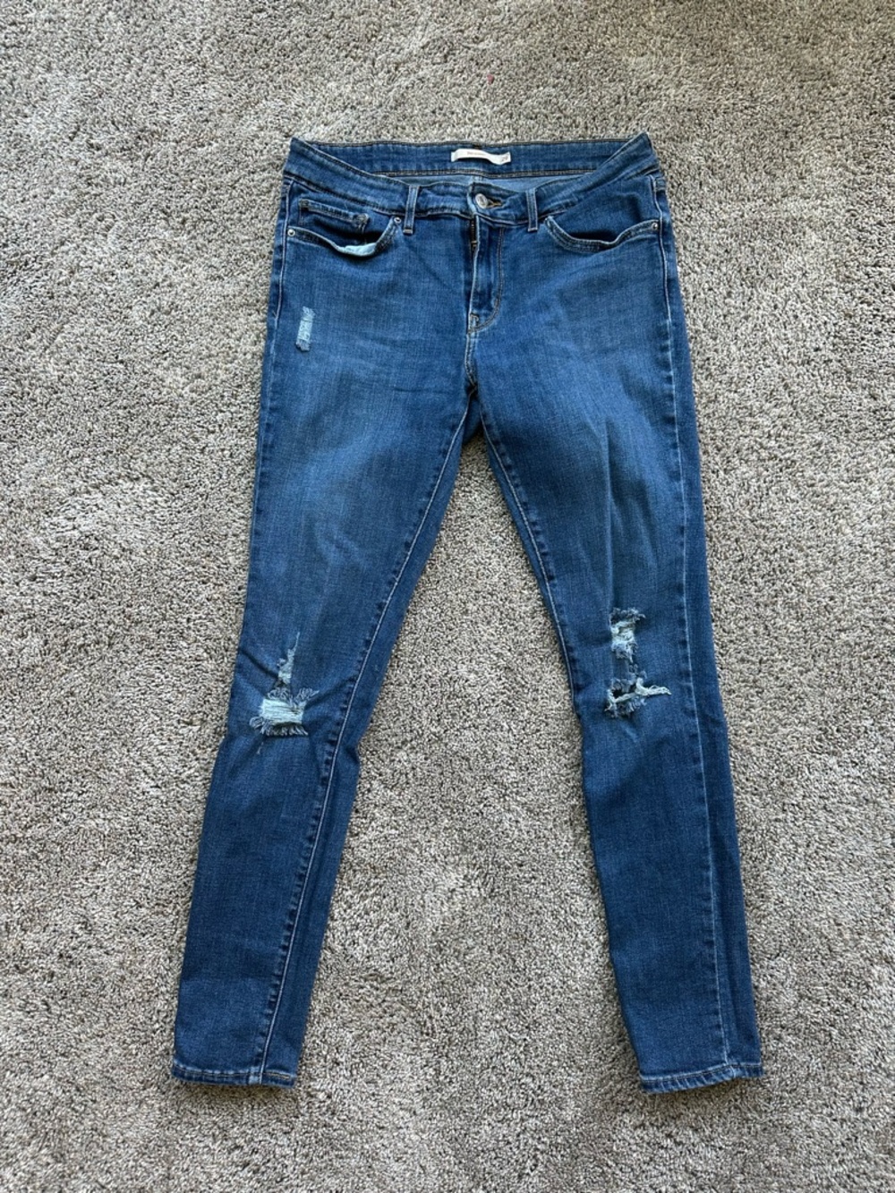 Women’s Levi’s 711 skinny dark wash stretchy jeans - like new